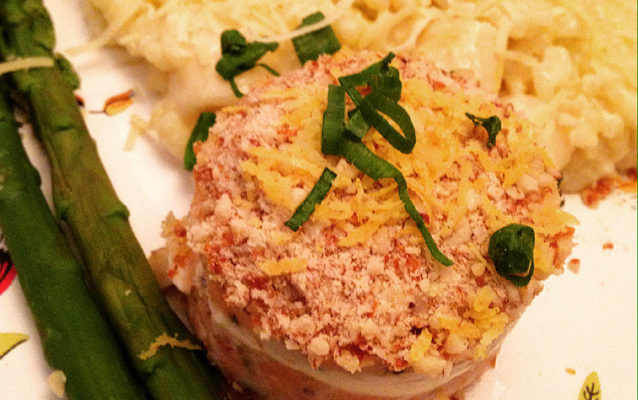 Hambúrguer de salmão com cream cheese e amêndoas