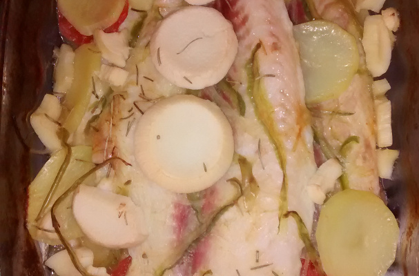 Filé de peixe assado com batatas