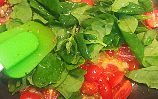 Macarrão especial com espinafre, tomate cereja e pernil