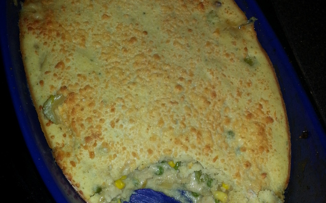 Torta cremosa de frango com legumes