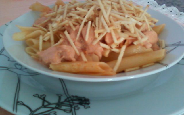 Penne ao molho de estrogonofe de frango com batata palha