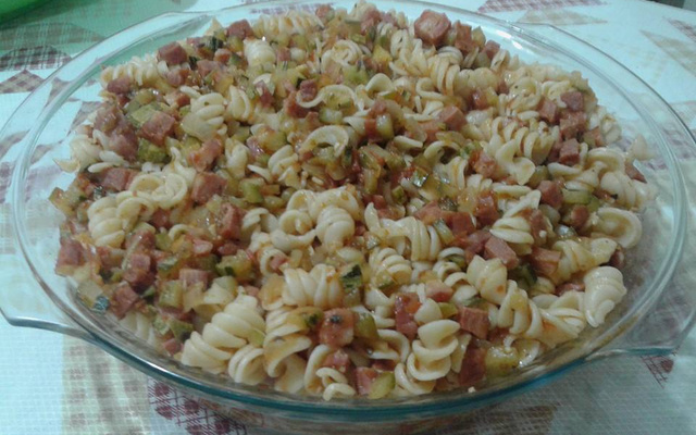 Fusilli com abobrinha e calabresa