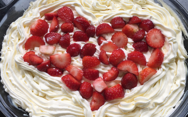 Merengue Divino de Morango com Creme
