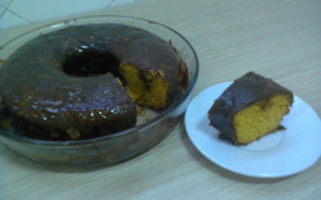 Bolo de cenoura com calda de chocolate que derrete na boca