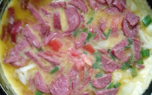 Omelete com calabresa