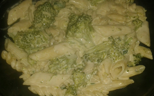 Macarrão ao molho branco com brócolis