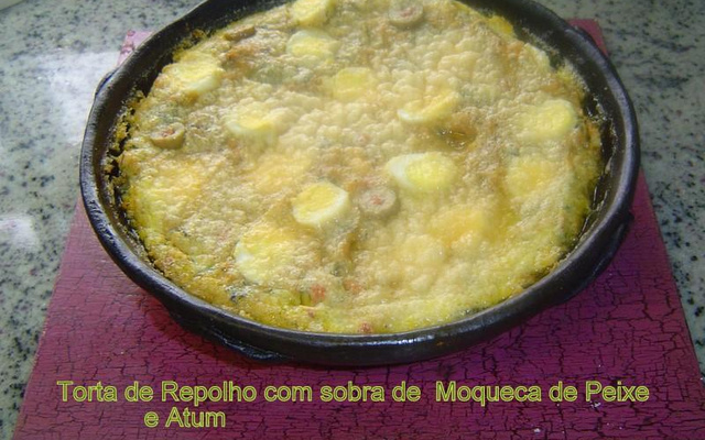 Torta de repolho com sobras de moqueca de peixe e atum