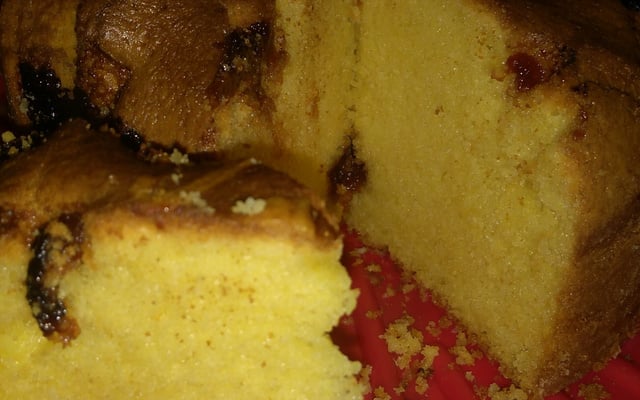 Bolo de fubá com goiabada e queijo