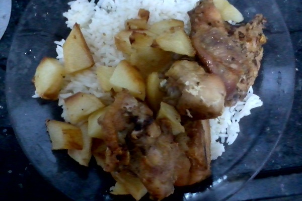 Frango a passarinho com batatas coradas