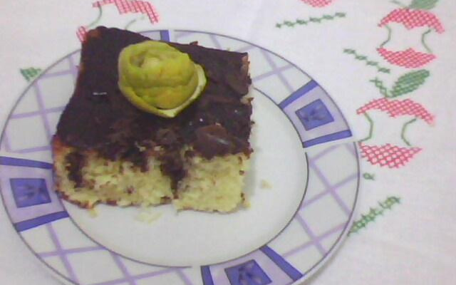 Bolo de laranja com coco e calda de chocolate