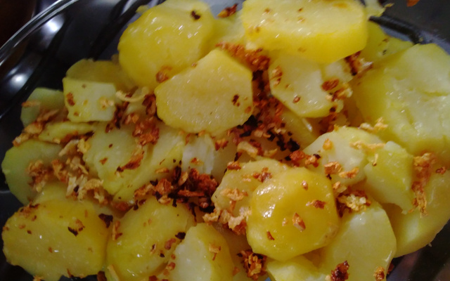Batata assada com alho e azeite