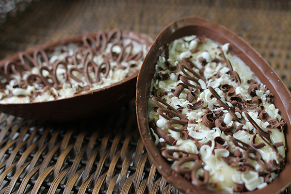 Meio ovo de chocolate com recheio de colher