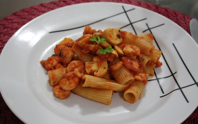 Rigatoni ao molho de camarão e champignon