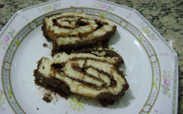 Rocambole de coco e brigadeiro branco