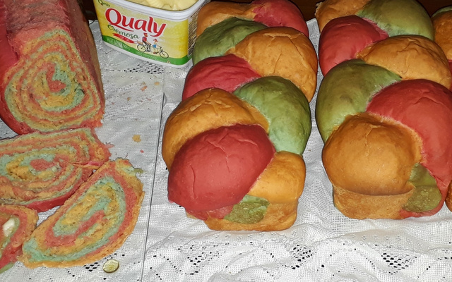 Pão colorido da Jussara