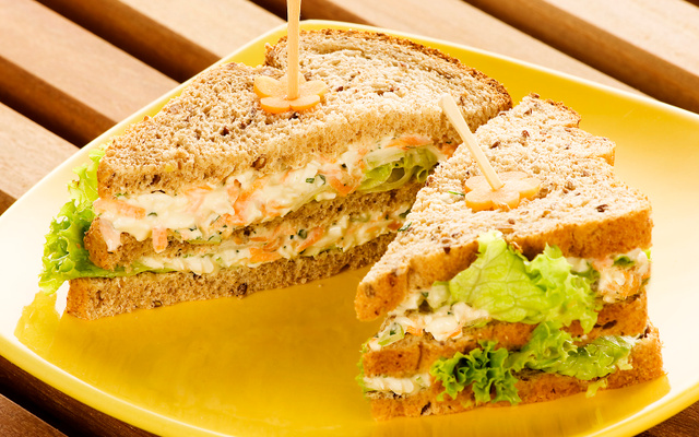 Sanduíche com queijo e peito de perú