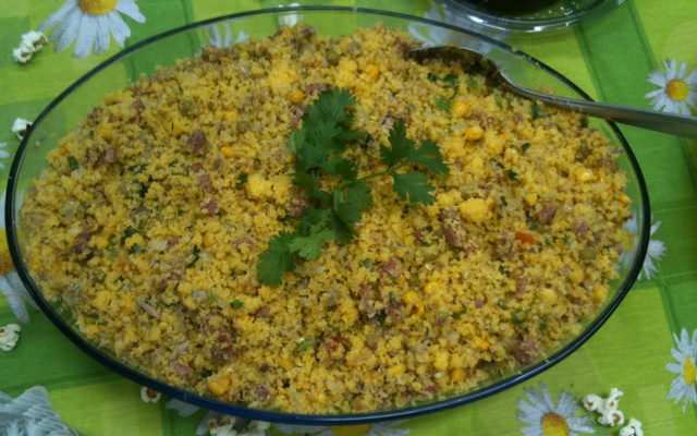 Farofa de cuscuz com sardinha e calabresa
