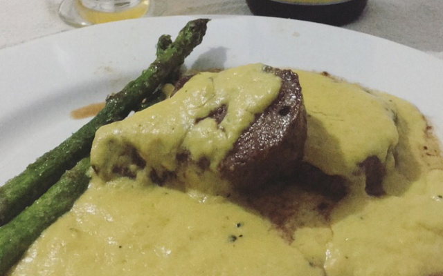 Filé mignon ao molho de mostarda com risoto de alho-poró