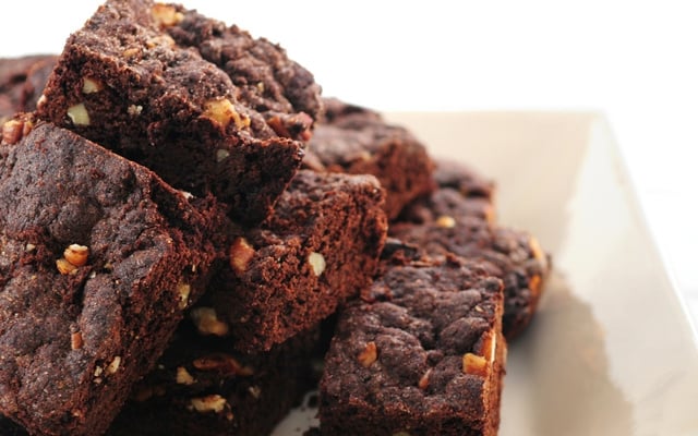 Brownie sem glúten em quadrados com pedaços de nozes