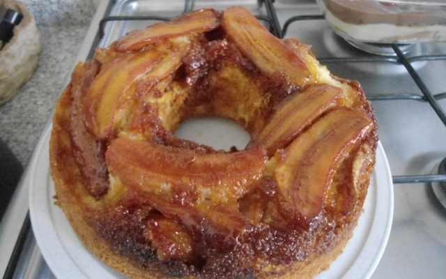 Bolo de laranja com banana caramelada