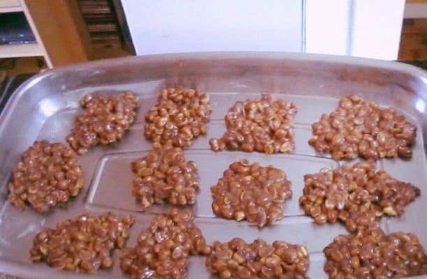 Pé de moleque de leite condensado com chocolate