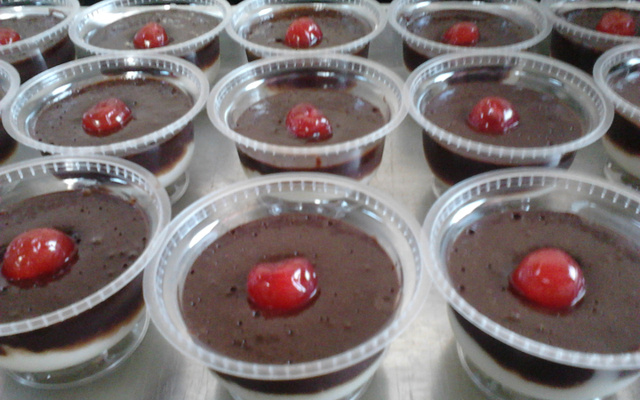 Doce gelado de coco com chocolate