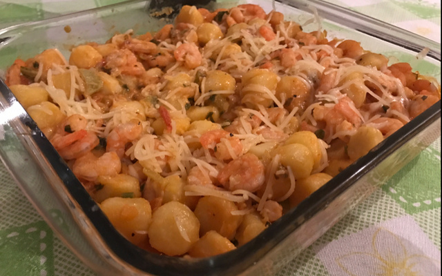 Nhoque com camarão ao molho de tomate