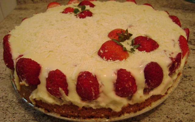 Bolo de chocolate com mousse branca e morangos