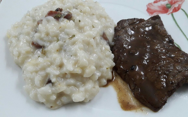 Risoto de bacon, alho poró e limão siciliano