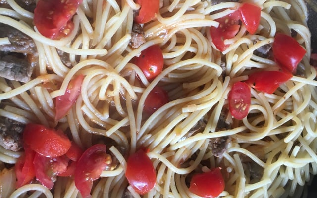 Espaguete com mignon ao molho de tomate