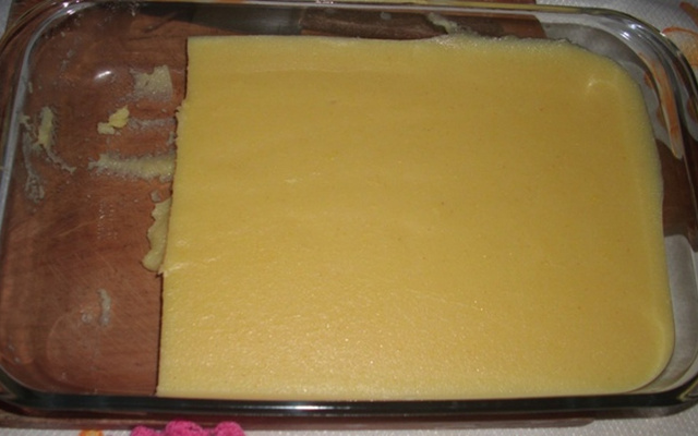 Polenta com carne e talo de espinafre