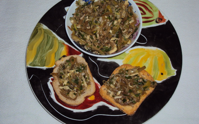 Antepasto de berinjela com alho-poró e provolone