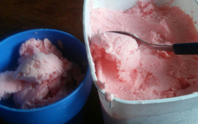 Sorvete de morango com gelatina