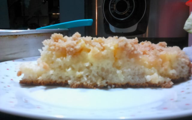 Cuca de fermento de pão com farofa