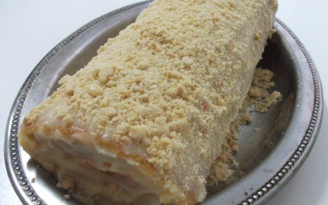 Rocambole de doce de leite com amendoim