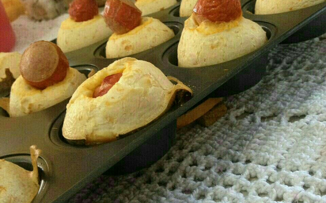 Pão de queijo com salsichas