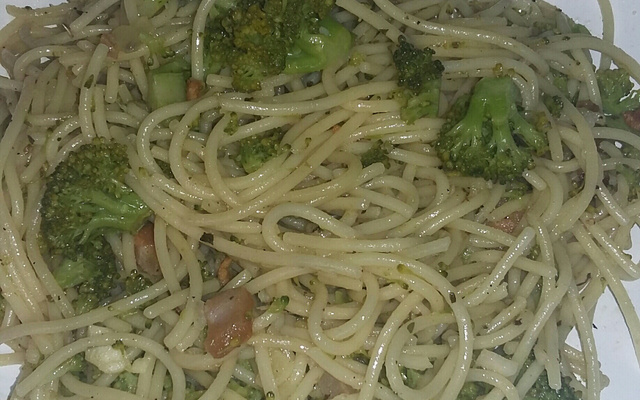 Espaguete com brócolis e bacon