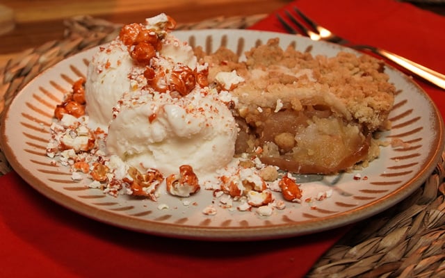 Crumble de maçã com sorvete e farofa de pipoca