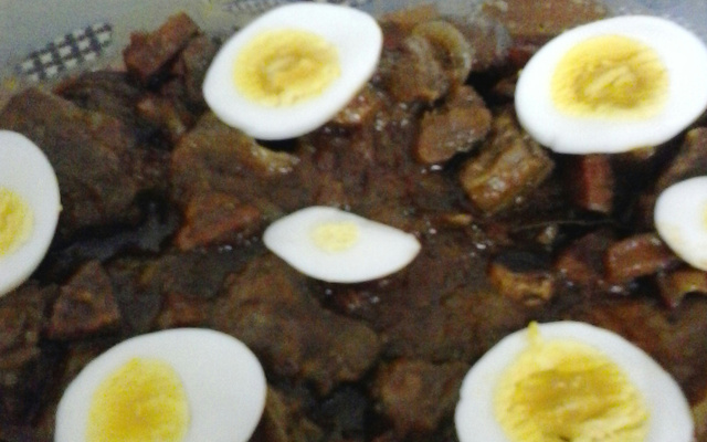 Lingua ao molho de madeira