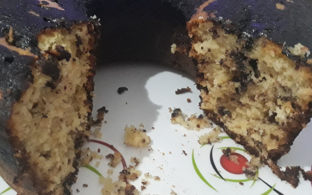 Bolo simples de coco com cobertura de chocolate (muito fácil)