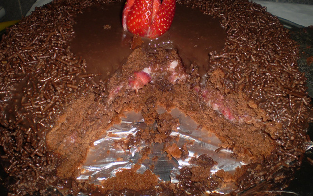 Bolo clichê de morango e chocolate