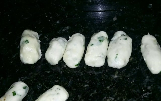 Bolinho de mandioca recheado com queijo