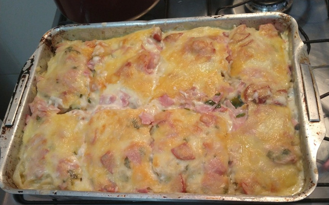 Macarrão com presunto e molho branco