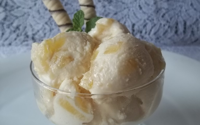 Sorvete cremoso de abacaxi