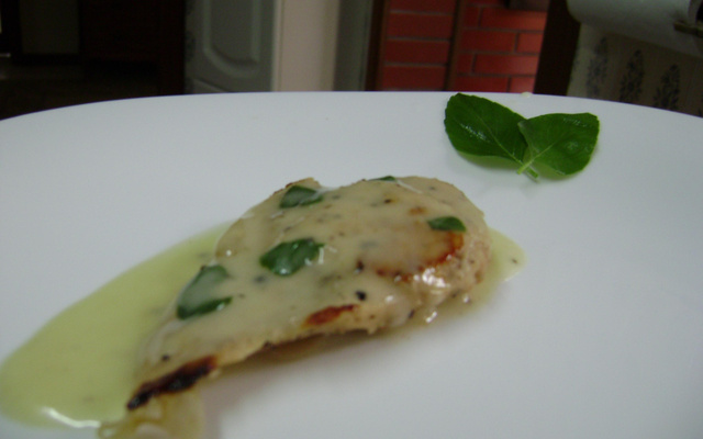 Filé de frango com molho de mostarda, vinho branco e arroz integral