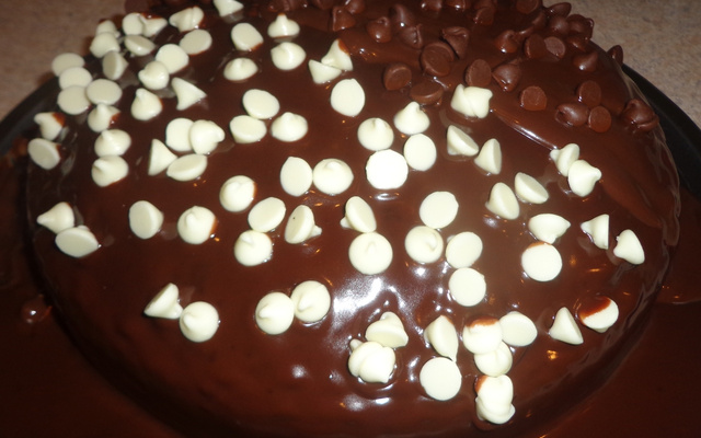 Bolo de laranja com cobertura trufada e gotas de chocolate branco