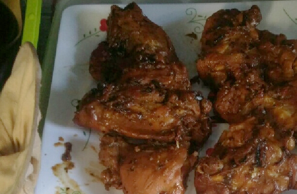 Sobre coxa na cebola queimada