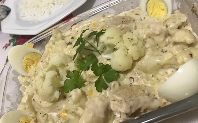 Frango com brócolis e couve-flor ao molho branco