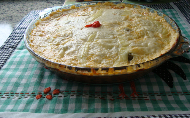 Torta de atum com repolho e cobertura de molho branco