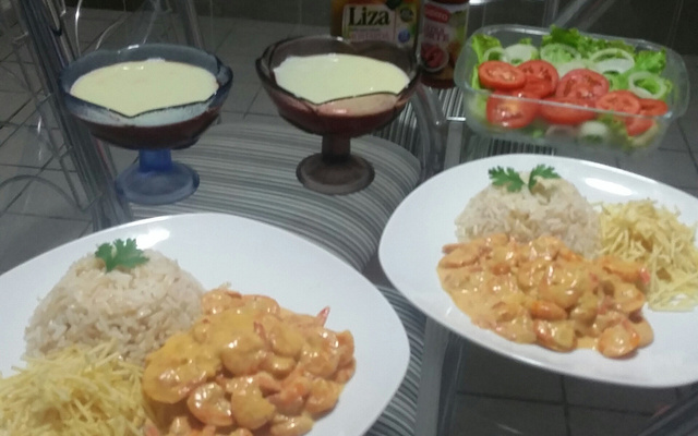 Camarão ao creme parmesão e ervas finas